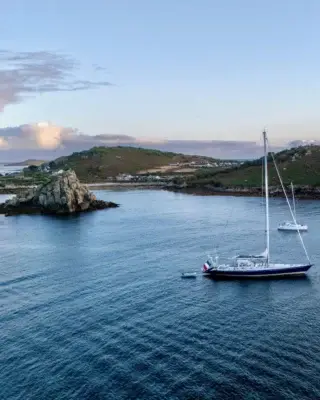 We’ve been treated to some truly beautiful evenings on Bryher lately 😍

Glassy seas and soft summer skies; we love the delicate patterns across the water in this view from Hell Bay…

#HellBayHotel #Bryher #IslesOfScilly #IslandEvenings #ScillySkies