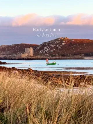 When your morning walk looks like this 😍

We’re loving September for its later sunrises, golden light and solitude.

We’ve a handful of availability remaining over the next few weeks - why not join us?

#hellbay #bryher #scilly #islesofscilly #autumnbreak
