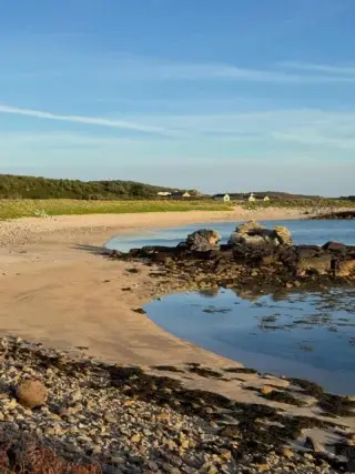 The last of the summer solstice sun yesterday evening, with the hotel keeping watch over Popplestones and Bryher’s Atlantic edge ☀️ 

#summersolstice #bryher #islesofscilly #cornwall #hellbayhotel